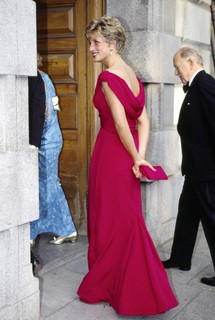 Diana usa vestido Victor Edelstein em Londres    