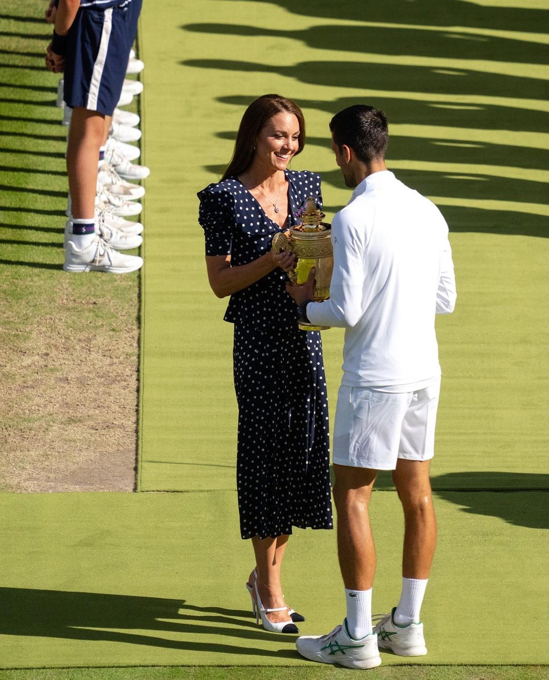Kate Middleton entregando taça de ouro a Novak Djokovic (Foto: Instagram/Reprodução - @djokernole)