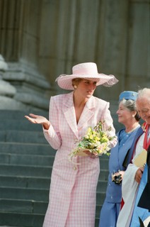 Diana usa look Catherine Walker e chapéu Philip Somerville em 1990, em Londres