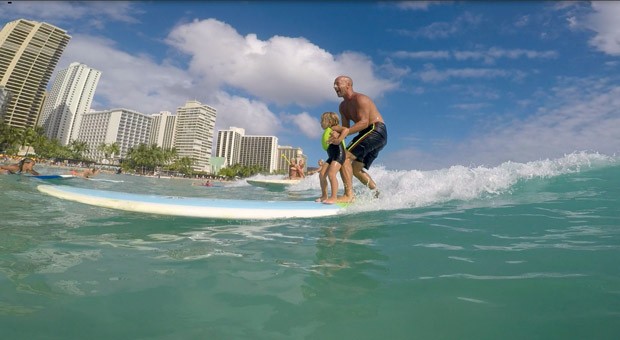 Leva o filho de carona na prancha, em Honolulu (Havaí). (Foto: Acervo pessoal)