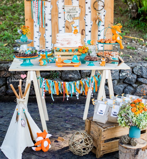 A mesa do bolo do aniversário da Lara parece fazer parte do ambiente (Foto: Divulgação / Lilian Cruz)