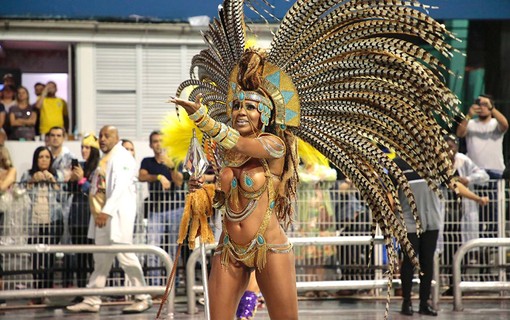 Cintia Mello, rainha de bateria da Tucuruvi