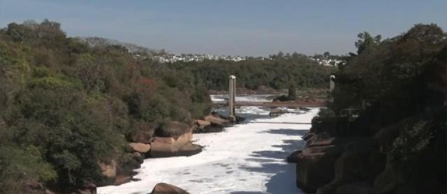 Rio Tietê em Salto (SP) coberto por espuma tóxica