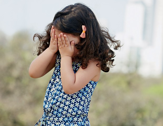 Sua filha sempre esconde o rosto quando falam com ela? (Foto: Editora Globo / Raquel Espírito Santo)