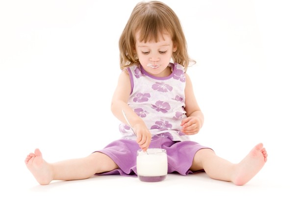 menina_crianca_comida_iogurte_lactose_ (Foto: thinkstock)