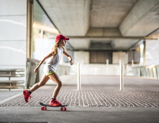 Menina andando de skate (Foto: Getty Images)