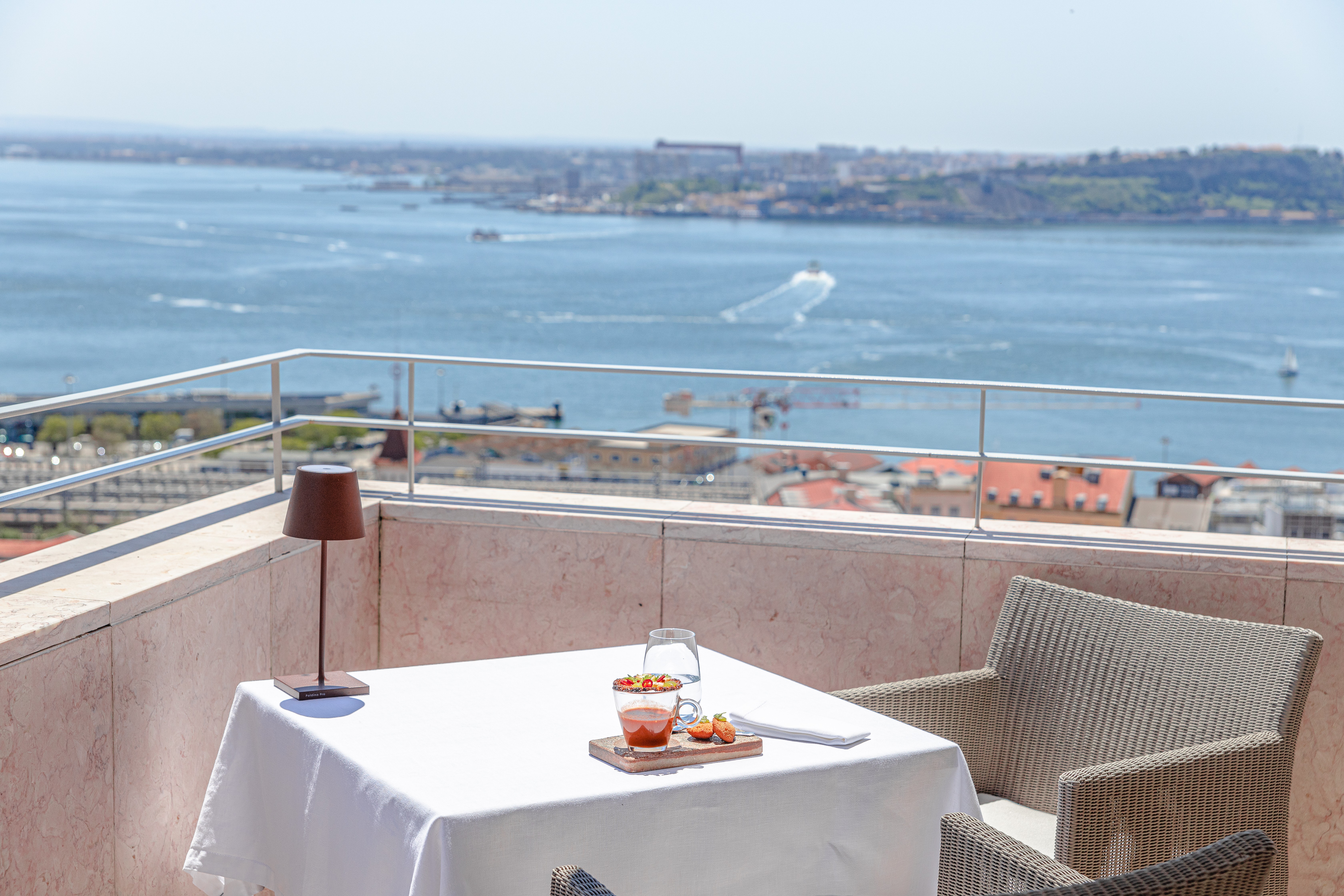 Mesa do restaurante Suba com vista para o Rio Tejo