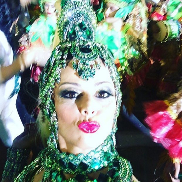 Viviane Araújo faz selfie antes de entrar na Avenida (Foto: Reprodução/Instagram)
