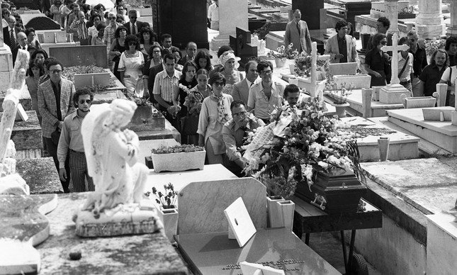 Funeral de Zuzu Angel, no cemitério São João Batista, em 15 de abril de 1976