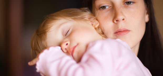 Bebê doente no colo da mãe (Foto: Shutterstock)