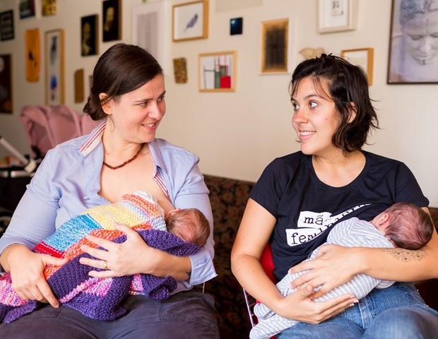 Marcela e Melanie amamentam o casal de gêmeos (Foto: Arquivo Pessoal)