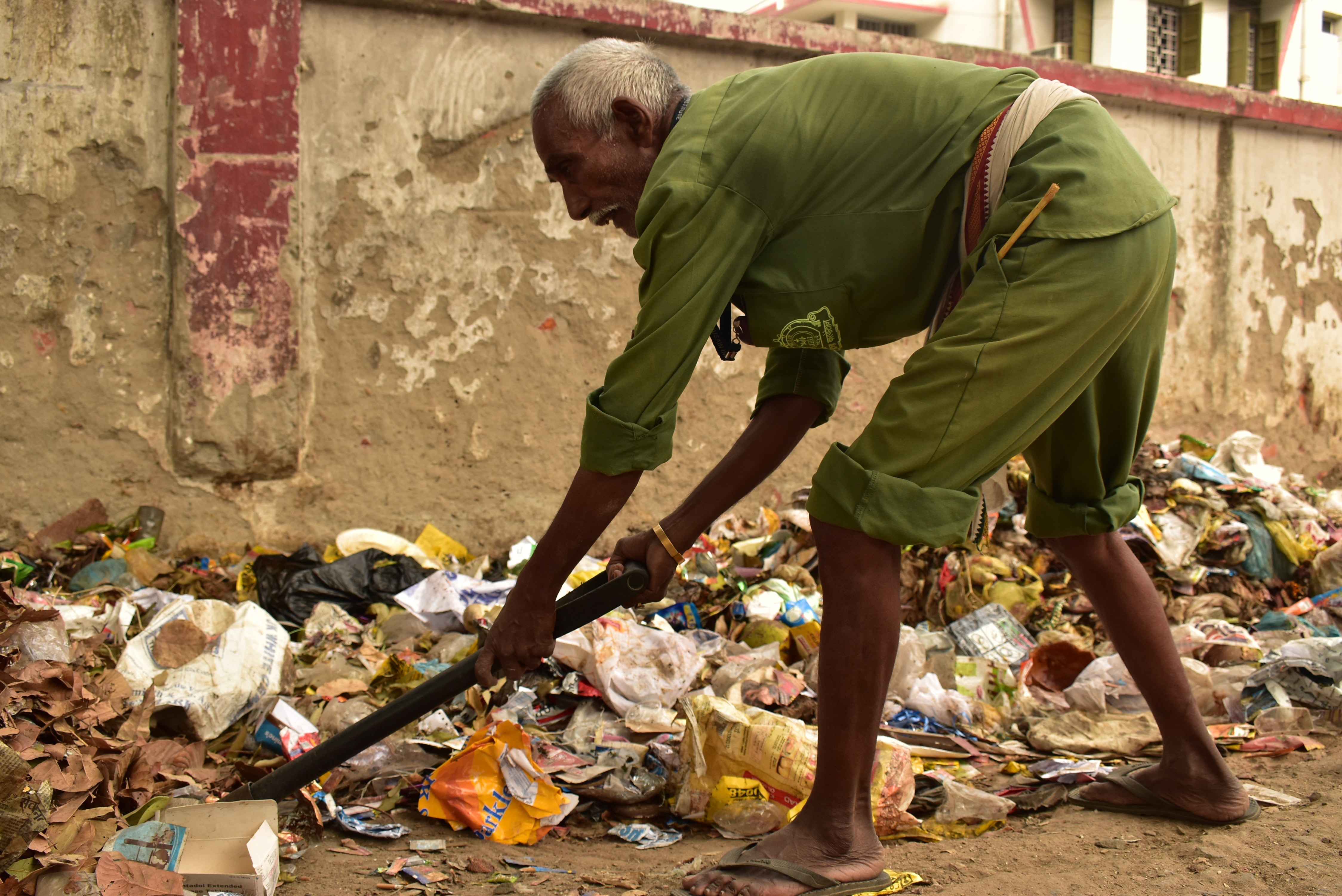 O modelo estima que catadores de recicláveis são responsáveis por 58% de todo o lixo plástico coletado para reciclagem no mundo todo (Foto:  Avinash Kumar / Unsplash)