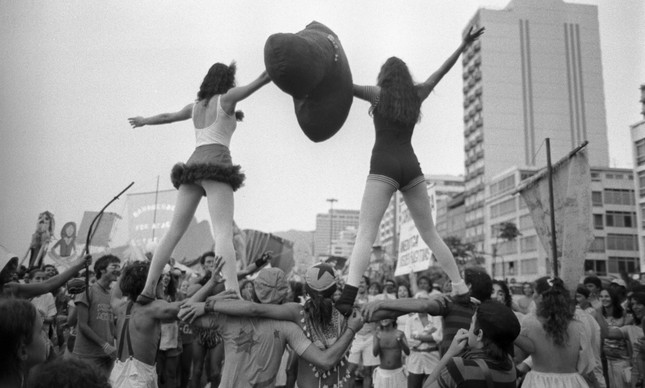 Circo Voador. Desfile na orla de Ipanema que anunciou chegada da lona