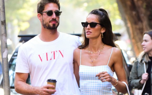 Izabel Goulart passeia por São Paulo com noivo alemão