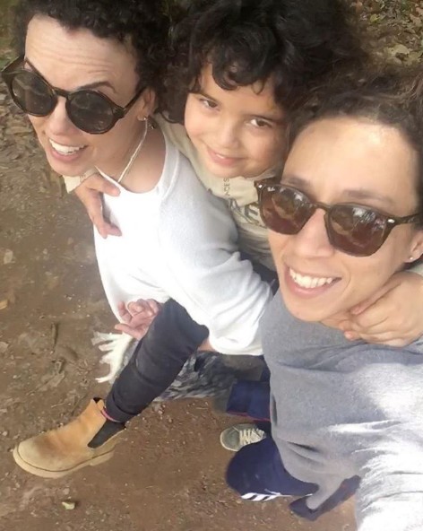 Thalita Carauta com o filho e a ex, Aline Guimarães (Foto: Reprodução)