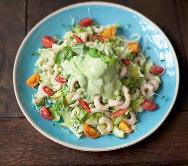 Salada de camarão, avocado com batata, legumes crocantes e agrião (Foto: Jamie Oliver/ Divulgação)