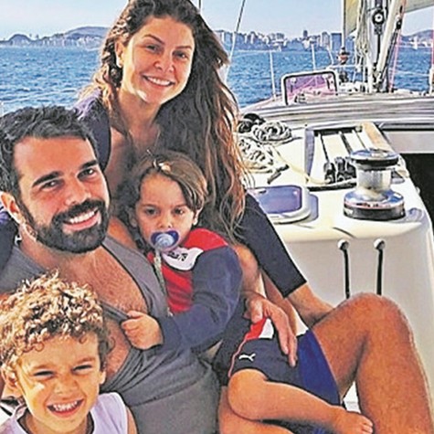  Bárbara Borges com o marido Pedro Delfino e os filhos, Martin Bem e Theo Bem  (Foto: Arquivo pessoal)