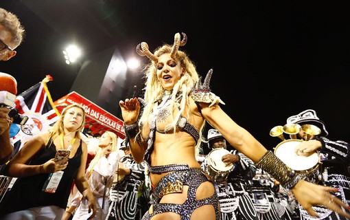 Sheila Mello é madrinha de bateria da Independente Tricolor