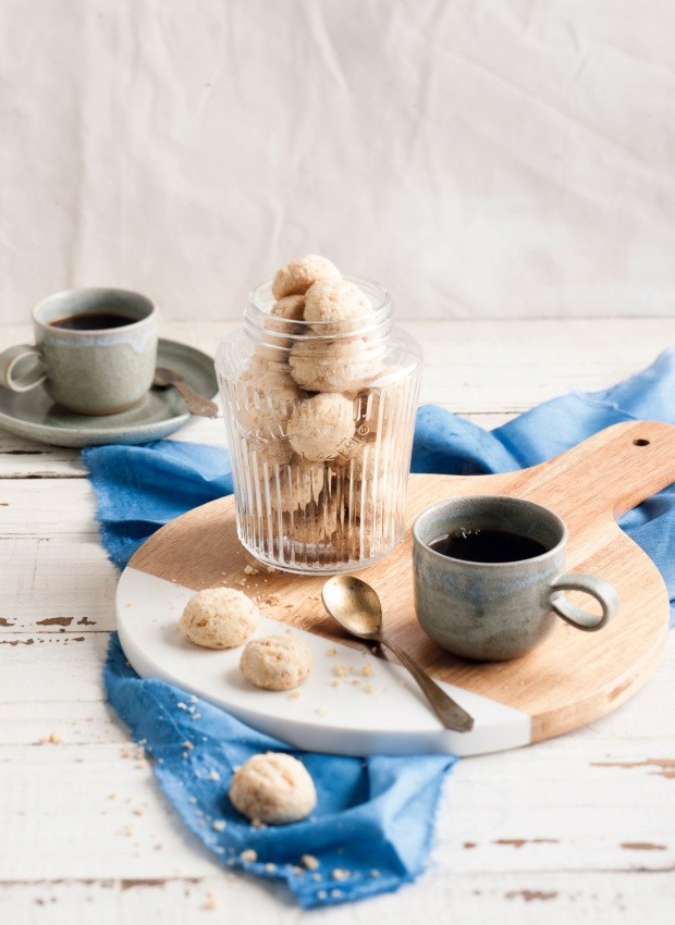 Biscoito quebra-quebra de coco (Foto: Iara Venanzi / Editora Globo)