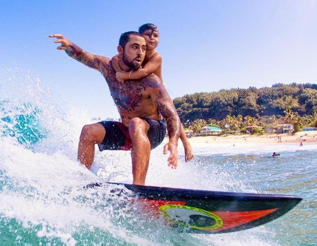 Frequentemente, Billy compartilha imagens surfando com os filhos (Foto: Reprodução/Instagram)