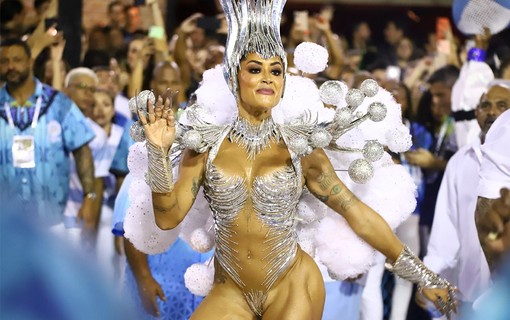 Aline Riscado desfila como Rainha de bateria da Vila Isabel