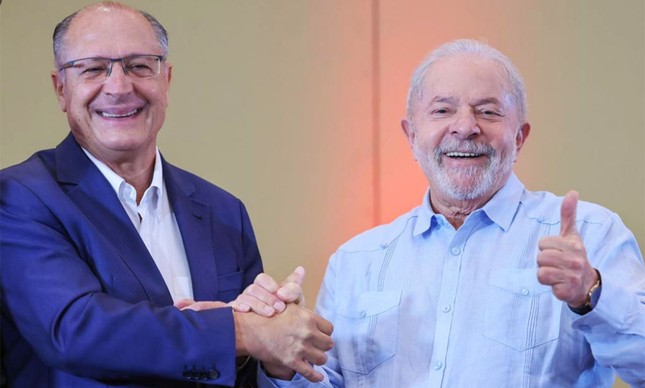 Lula e Geraldo Alckmin em ato de adesão do PSB ao PT