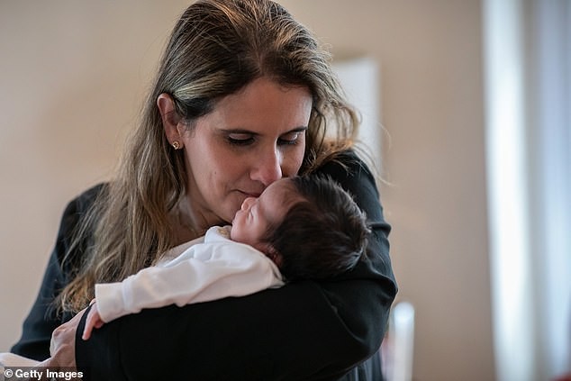 A professora Luciana Lira cuida do irmão mais novo do aluno (Foto: getty image)