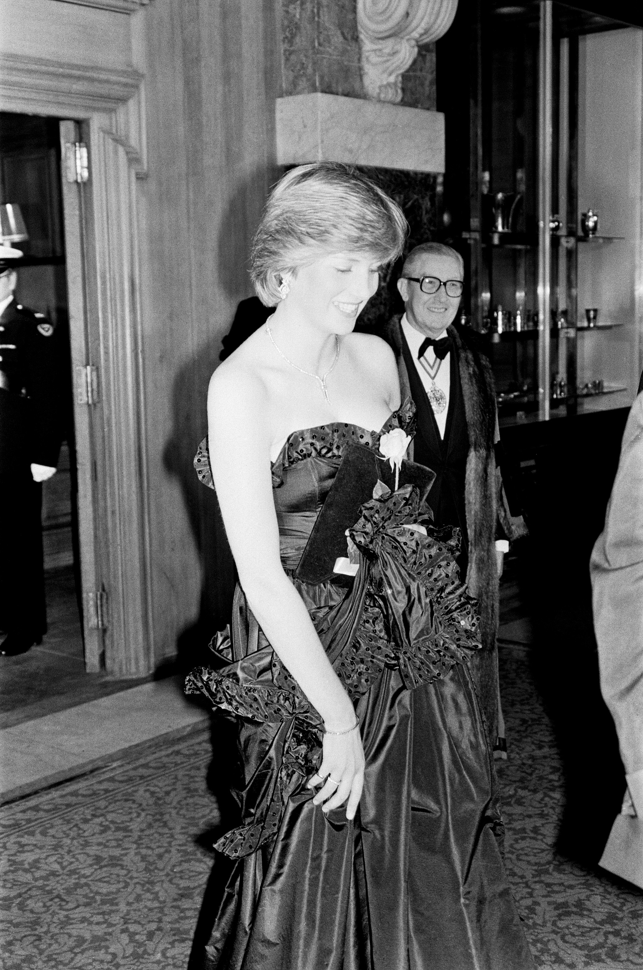 Lady Diana Spencer attended her first public engagement tonight, when she joined Prince Charles at a Gala Charity Concert at the Goldsmith's Hall, London, in aid of the Royal Opera House. Princess Grace of Monaco also attends the event, as seen in other f (Foto: Getty Images)