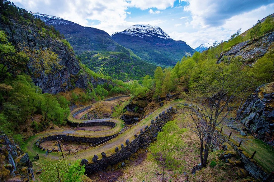 a antiga estrada de  Vindhellavegen (Foto: reprodução)