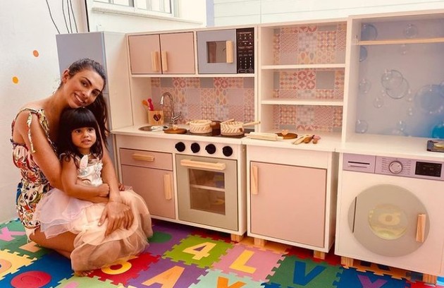 Ela tem também uma minicozinha que ocupa toda a parede do seu quarto (Foto: Reprodução)