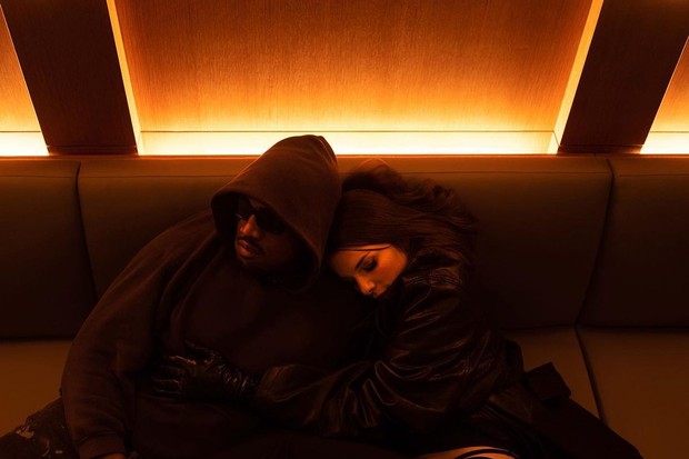 Ye e Julia Fox em ensaio romântico para revista (Foto: Kevin Leyva/Interview Magazine)