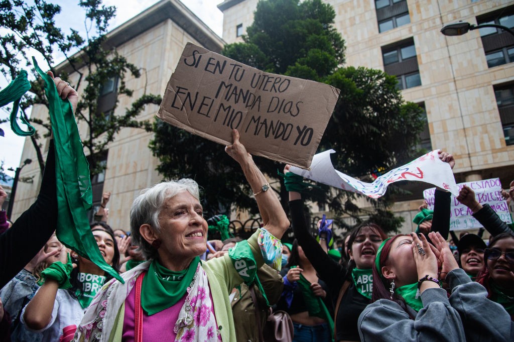 Se no seu útero manda Deus, no meu mando eu, diz cartaz de manifestante pró-aborto na Colômbia (Foto: Chepa Beltran/Long Visual Press/Universal Images Group via Getty Images)