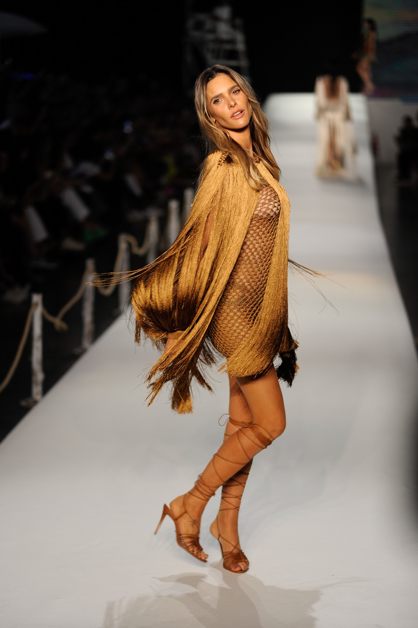 Fernanda Lima em desfile (Foto: Manuela Scarpa/Brazil News)