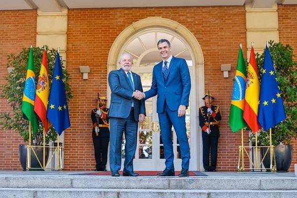 Presidente Luiz Inácio Lula da Silva é recebido em Madri por Pedro Sánchez, premier da Espanha