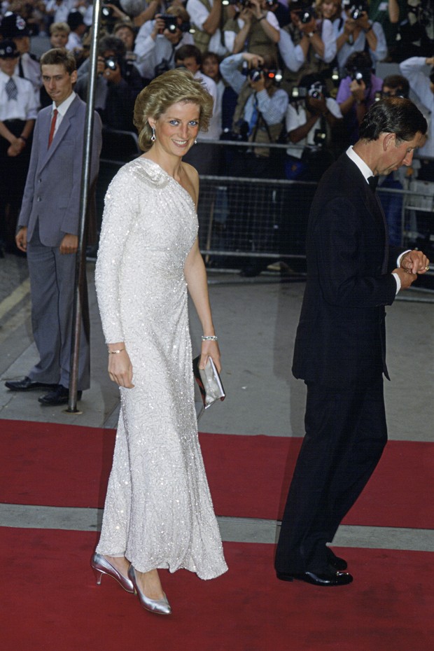 LONDON, UNITED KINGDOM - JUNE 13:  Princess Diana Attending The Film Premiere Of The James Bond Film 'a Licence To Kill.' She is wearing a white, crystal-beaded silk chiffon assymetric gown by Japanese designer Hachi. (Photo by Tim Graham Photo Library vi (Foto: Tim Graham Photo Library via Get)