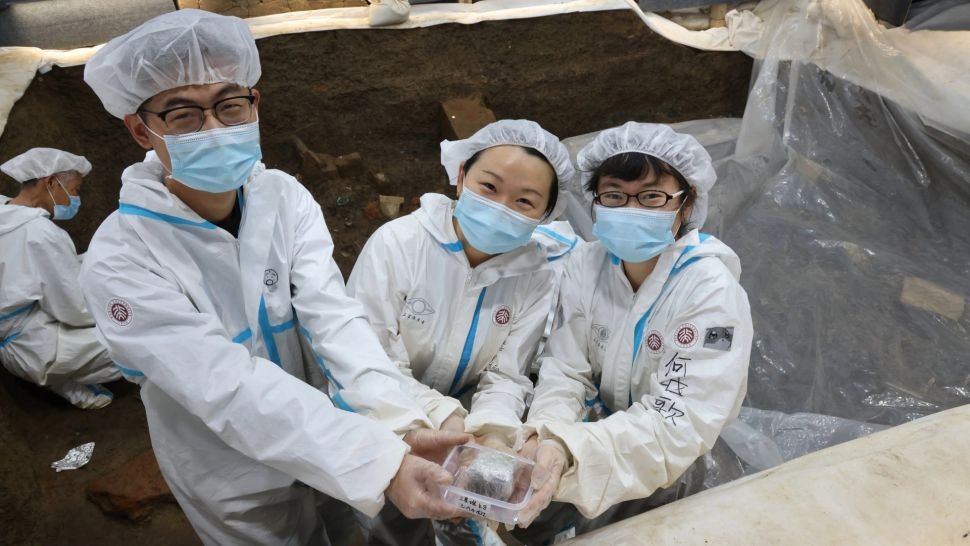 Arqueóloga Li Nan (centro) com outros membros da equipe arqueológica da Universidade de Pequim (Foto: Divulgação/ Li Nan)
