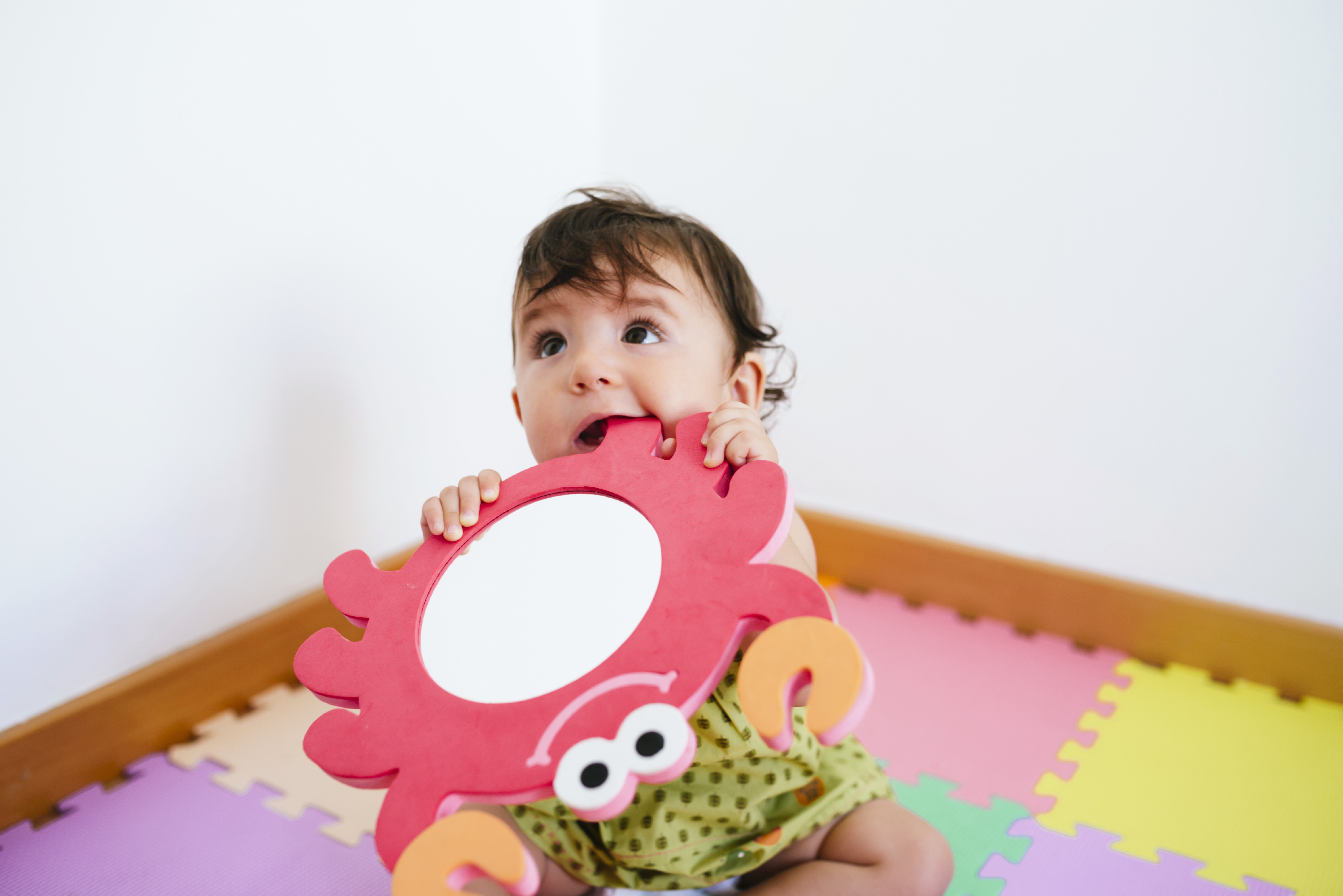 Criança com brinquedo na boca (Foto: getty images)