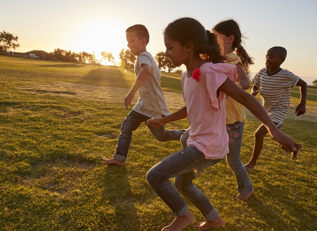 crianças correndo e brincando amigos (Foto: Thinkstock)