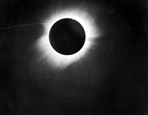 Eclipse solar total de Sobral (CE) (Foto: F. W. Dyson, A. S. Eddington, and C. Davidson/Wikimedia Commons)