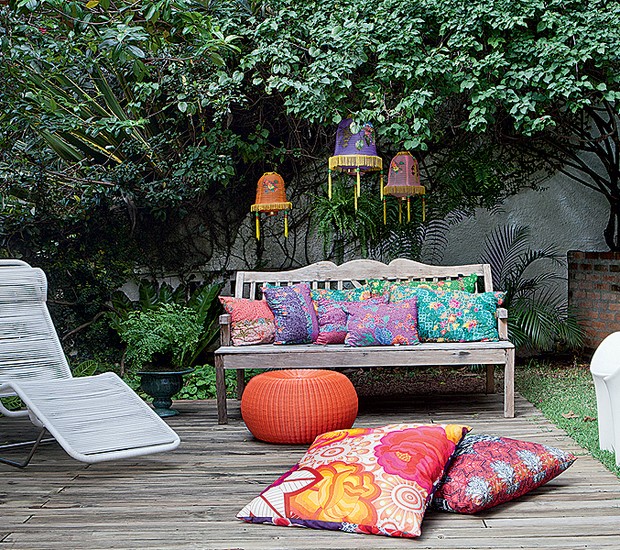 Presas em galhos, lanternas chinesas de náilon compradas em viagem decoram o jardim da estilista Adriana Barra. O tecido das almofadas também tem origem exótica: a Tailândia (Foto: Lufe Gomes/Casa e Jardim)