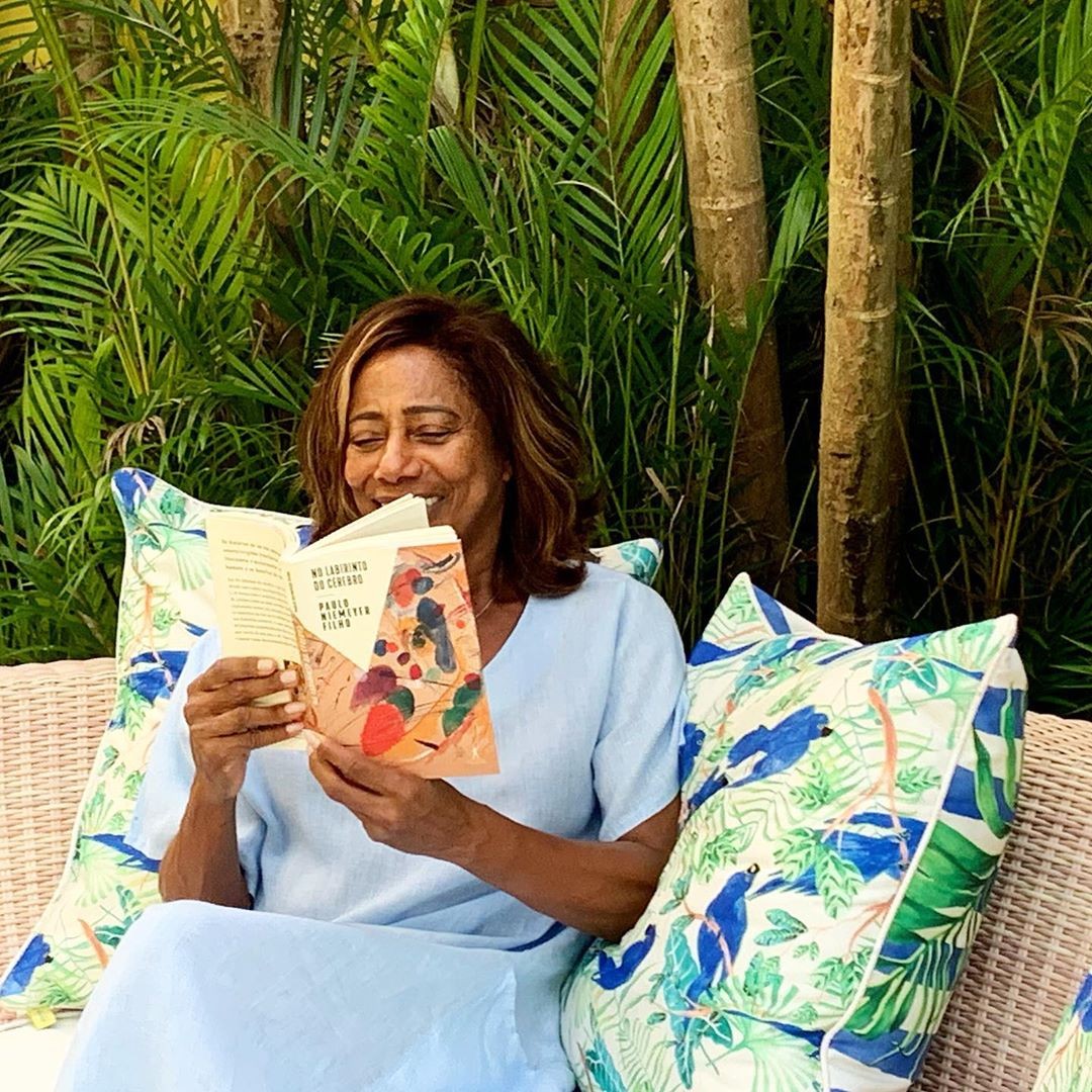 Gloria Maria com o livro No Labirinto do Cérebro (Foto: Reprodução/Instagram)