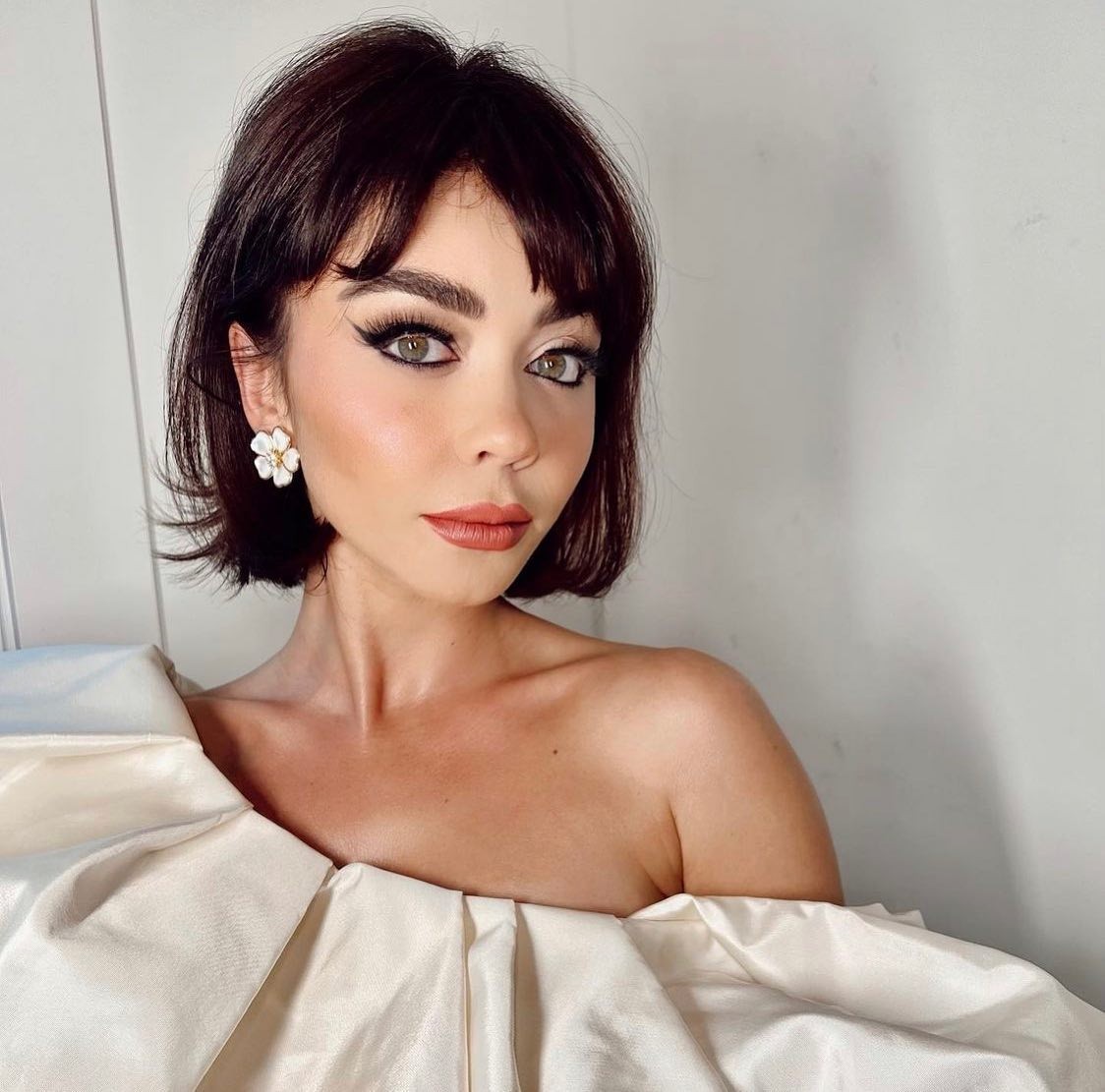 Sarah Hyland escureceu o cabelo antes iluminado e adotou o corte bob (Foto: Instagram/ @sarahhyland)