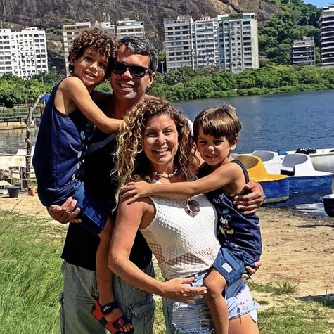 Bárbara Borges com o marido e os filhos (Foto: Reprodução/ Instagram)