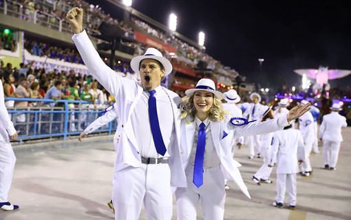 Edson Celulari com a namorada, Karin Roepke, desfilam pela Beija-Flor