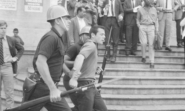 Estudante é preso pela polícia durante a chamada sexta-feira sangrenta, no Centro do Rio, em 21 de junho de 1968