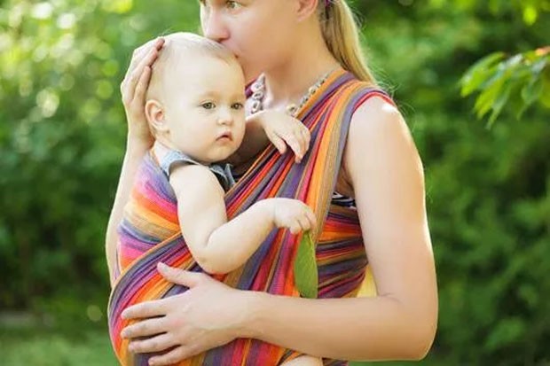 Mãe com bebê no sling (Foto: Thinkstock)