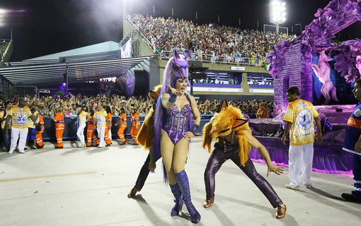 Claudia Raia e marido Jarbas Homem de Mello no desfile da Beija-flor