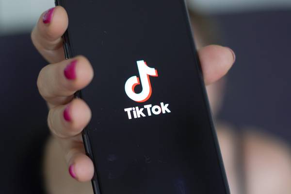 TikTok logo no celular 