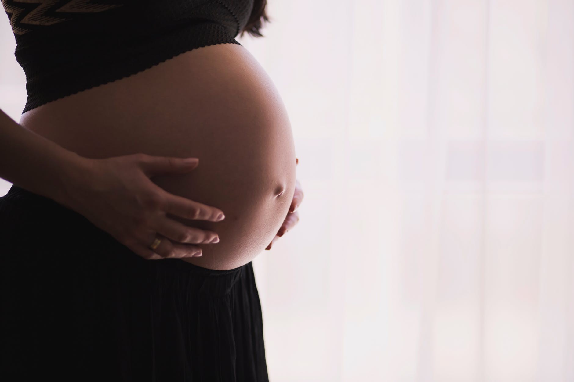 Estudo do Centro para Controle e Prevenção de Doenças indica que, dentre as pacientes com Covid-19, aquelas que estavam grávidas tiveram mais necessidade de internação em UTI e de ventiladores mecânicos (Foto: freestocks.org / Pexels)