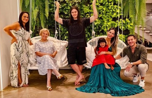 Arthur Aguiar, do 'BBB' 22, com a mulher, Maíra Cardi, a filha, Sophia, e familiares nos balanços da sala da mansão (Foto: Reprodução)